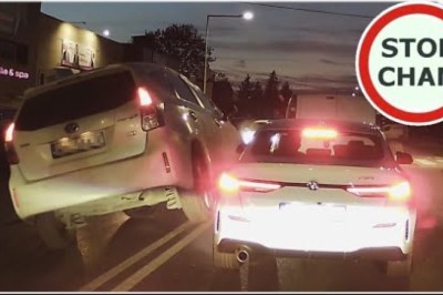 Bolciarz taranował pojazdy. Pośpiech do klienta?