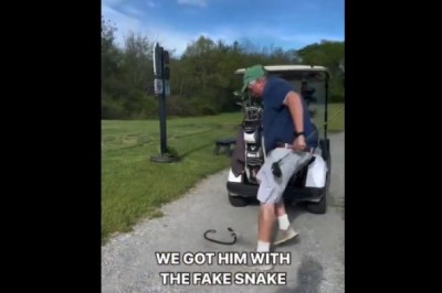 Gość o mało nie dostał zawału. Mocny żart z wężem