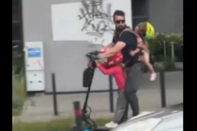 Ojciec roku z dzieciakami na hulajnodze