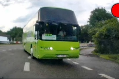 Kierowca autobusu leci na czołówkę z osobówką