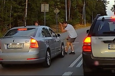 Omijanie na przejściu dla pieszych. Tego kierowcę mocno poniosło