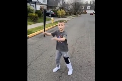 Młody pokazuje swoją sztuczkę z kijem baseballowym