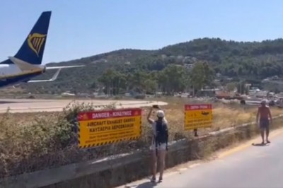 Wbił się autem za startujący samolot. Szybko pożałował