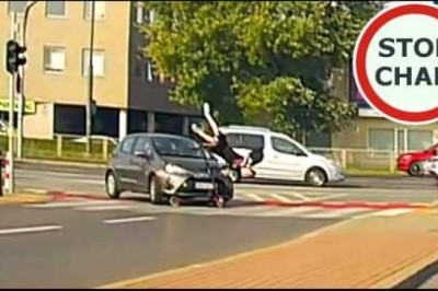 Rozpędzoną hulajnogą wjechał prosto w auto