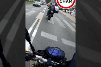 Tak się kończy wyprzedzanie aut w korku na motocyklu