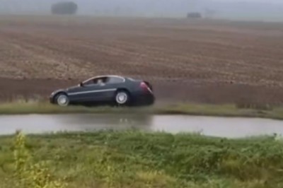 Wiejski drift BMW zakończony żenującym popisem - Polska