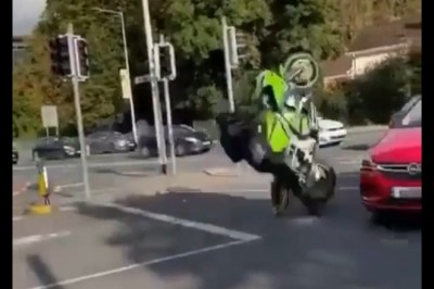 Żenujący popis motocyklisty na skrzyżowaniu. Mocno mu nie poszło