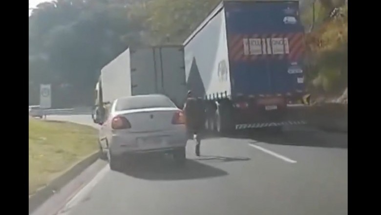 Rowerzysta wjechał pomiędzy dwie ciężarówki