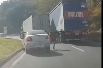 Rowerzysta wjechał pomiędzy dwie ciężarówki