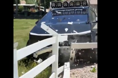 Chciał się popisać jakiego ma potężnego Cybertrucka. Szybko pożałował