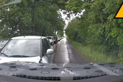 Mistrzyni kierownicy na czołówkę w korku. Nawet nie hamowała [NAGRANIE]