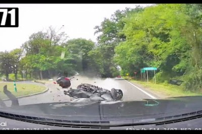 Dziadek kontra motocyklista. Groźny dzwon osobówki i motocykla [NAGRANIE]