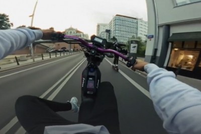 Wyścigi hulajnogami po ulicach Warszawy. Nagranie szokuje