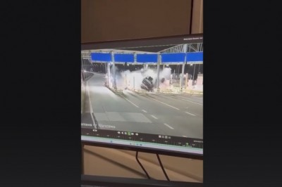 Wyciekło nagranie z wypadku TIRa na A2 który wjechał w bramki