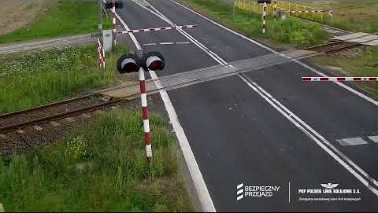 Kierowca wyłamał rogatki i zatrzymał się na środku przejazdu. PKP opublikowało nagrania
