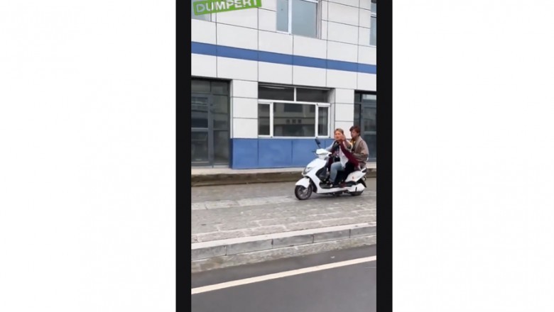 Dwóch osiedlowych cwaniaków na skuterze i ich żenujący popis