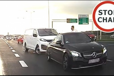 Bójka na ekspresówce? Kierowca Mercedesa wyskoczył z łapami do kierowcy busa na obwodnicy Warszawy