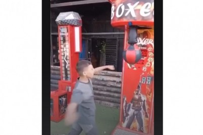 Młody chciał pokazać jaką ma moc w łapie. Szybko jednak tego pożałował