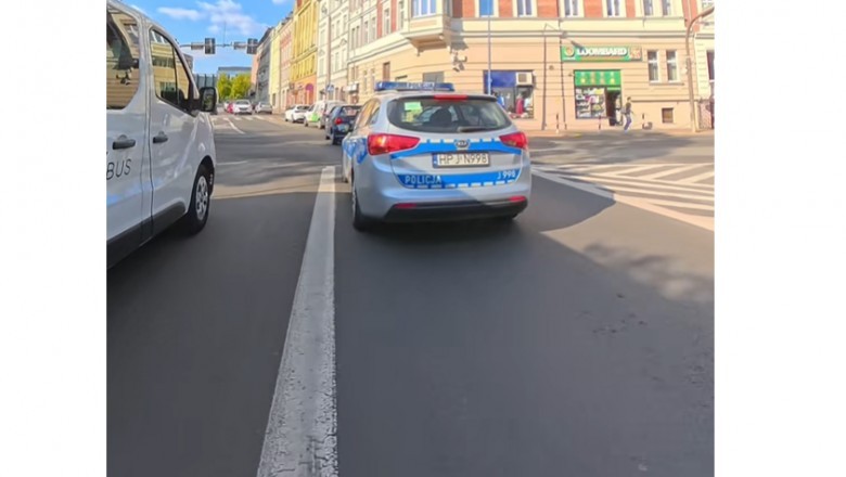 Kobieta z dzieckiem wepchnęła się policjantom prosto przed maskę