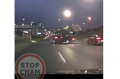 Tylny napęd pokonał kierowcę BMW w Szczecinie. Nagranie z wideorejestratora