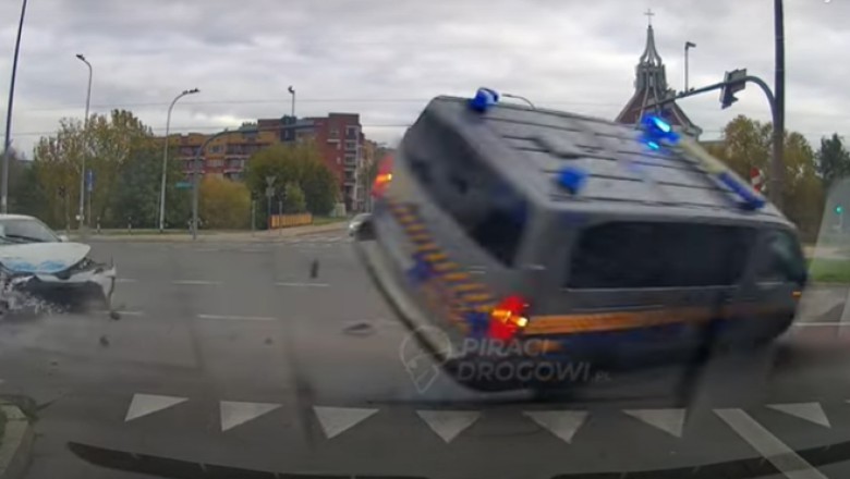 Nagranie z dachowania straży miejskiej. Wjechali na skrzyżowanie na czerwonym świetle