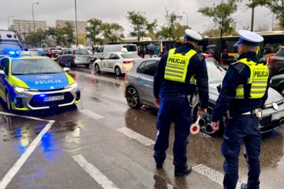 Policja ruszyła w miasto. Wśród kierowców „taxówek” – zakazy jazdy, braki uprawnień i poszukiwani