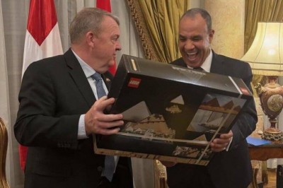 Duński minister podarował Egipcjanom piramidę z klocków LEGO. Uśmiech ministra mówi wszystko