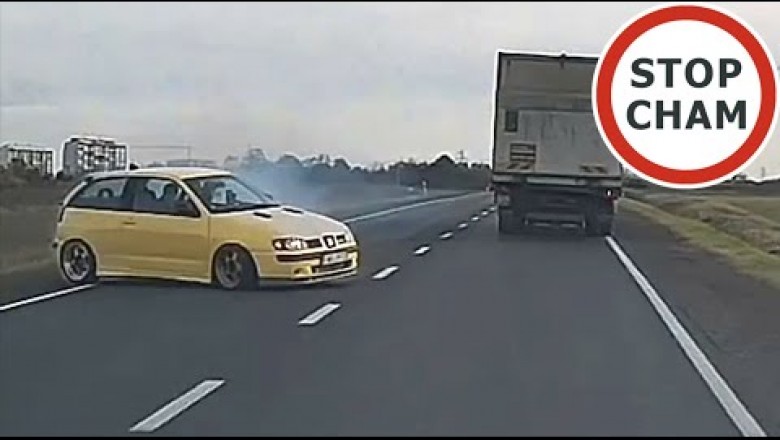 Kierowca BMW wyprzedza na czołówkę i ucieka. Kierowca Seata ruszył za nim w pościg