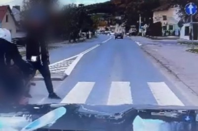 Z dożywotnim zakazem potrącił pieszego na pasach jadąc motocyklem. Policja opublikowała nagranie