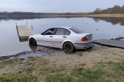 10 tys. zł zapłaci 19-latek, który driftował BMW na plaży i utknął w jeziorze