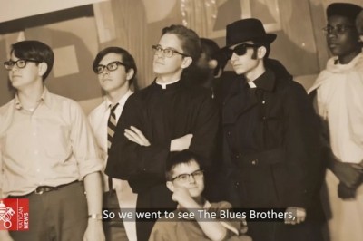 Papież Leo XIV i jego młodzieńcza fascynacja „Blues Brothers”. Nowa watykańska produkcja ujawnia nieznane zdjęcia