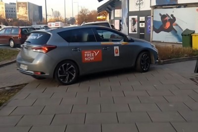 Przeszedł przez auto warszawskiego „taxówkarza”, bo zablokował chodnik. Nagranie wrzucił do internetu