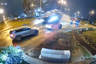Skok przez rondo - dosłownie przeleciał nad innymi autami. Nagranie z Rumunii