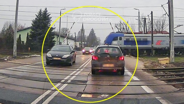 O krok od tragedii. Pociąg wjechał na przejazd z podniesionymi rogatkami. Nagranie z Nowej Wsi