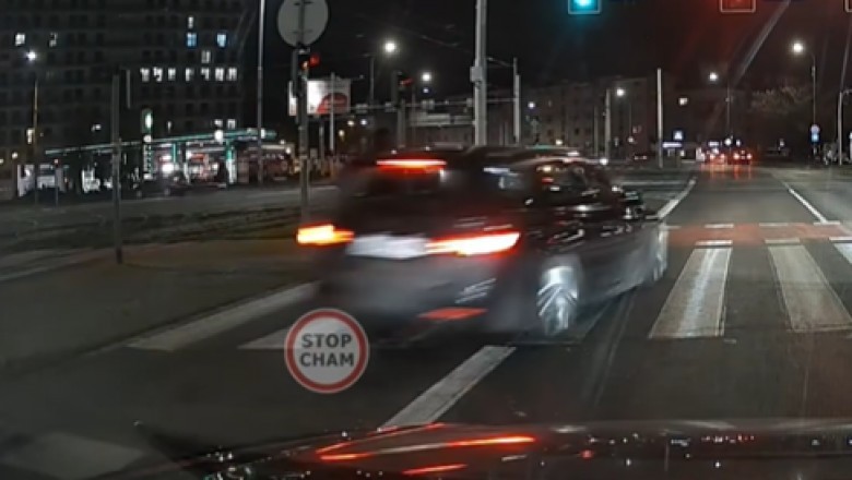 Kierowca BMW ratuje życie pieszemu na przejściu. O włos od tragedii