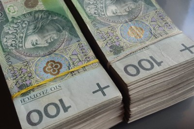 Spakowali milion złotych i zostawili na wycieraczce. Małżeństwo z Krakowa oszukane „na policjanta”