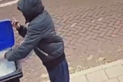 Kurier ukrył paczkę w śmietniku. Co mogło pójść nie tak? Klient opublikował nagranie