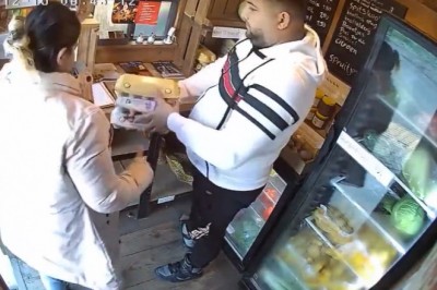 Ludzie wstydu nie mają. Ze swoją partnerką okradł warzywniaka. Nie zauważyli kamery