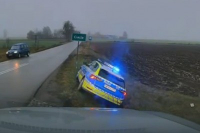 Radiowóz w rowie. 28-letni policjant nie dostosował prędkości do warunków na drodze
