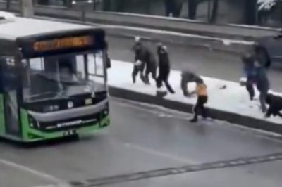 Wyluzowany kierowca miejskiego autobusu kontra banda osiedlowych dzieciaków