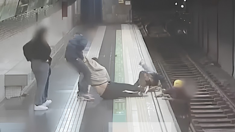 Kobieta wskoczyła na tory w metrze aby ratować mężczyznę. Opublikowano nagranie.