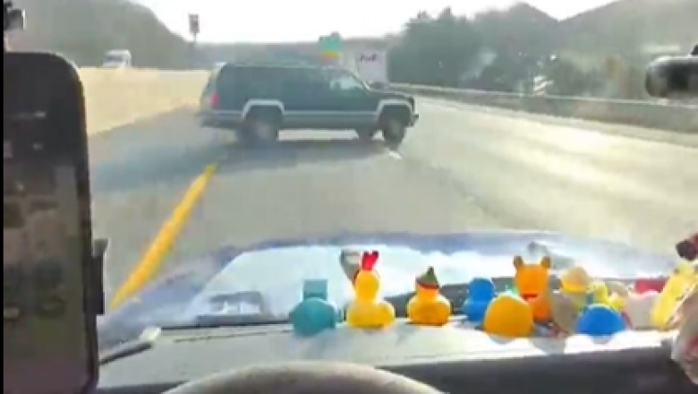 Chciał wyhamować auta skończył na zderzaku TIRa. Tak się kończy agresja drogowa