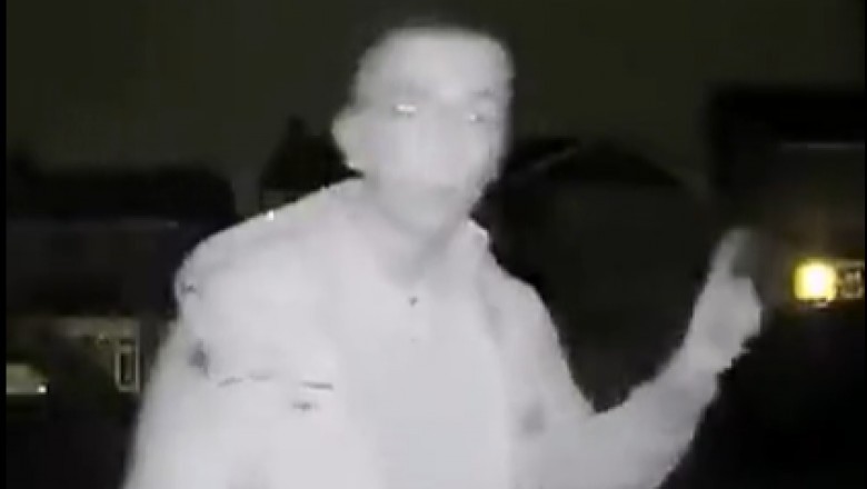 Dobry ziomek sąsiad zostawia nietypową wiadomość na kamerze dzwonka