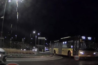 Pod prąd na rondzie autobusem miejskim! Co tu się wydarzyło? Pasażer prowadził?