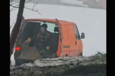 Kiedy wygrasz przetarg ale nie masz sprzętu więc ładujesz pracownika na pakę VW