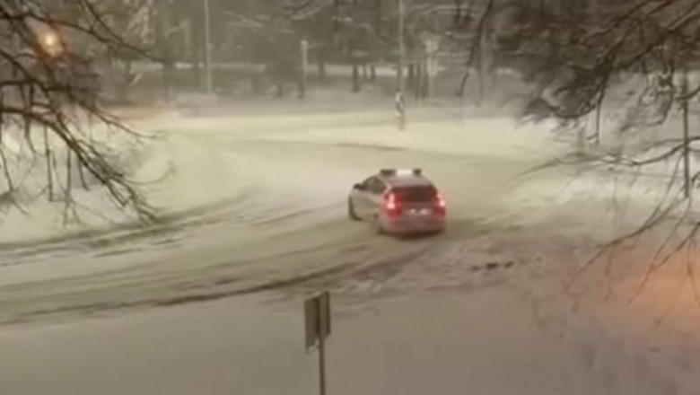 Policjanci ze Słupska przyłapani na lataniu bokiem na rondzie. Twierdzą, że to nie był drift