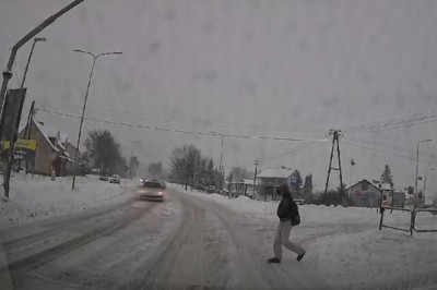 Potrącenie nastolatki na przejściu dla pieszych. Policja publikuje nagranie ku przestrodze