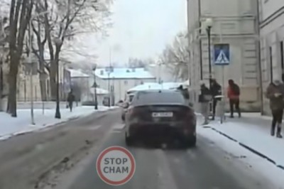 Z kapturem na głowie wlazł prosto pod nadjeżdżający samochód. Nagranie z wideorejestratora
