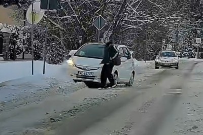 W sieci zawrzało po opublikowaniu tego nagrania. Kierowca kontra pieszy na pasach