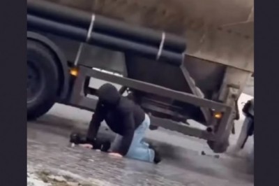 Dramatyczne nagranie z Inowrocławia. Pieszy walczył o lodem tuż przy kołach ciężarówek